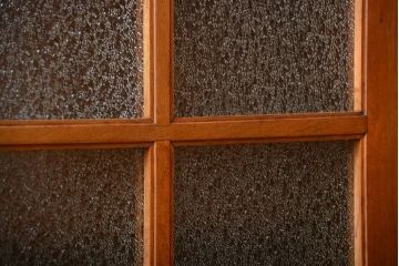 アンティーク家具　和製アンティーク　古い木製の彫刻が美しい大きな高級本箱(1)