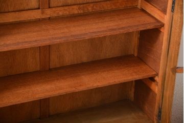 アンティーク家具　和製アンティーク　古い木製の彫刻が美しい大きな高級本箱(1)