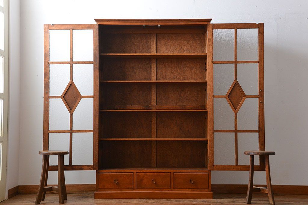 アンティーク家具　和製アンティーク　古い木製の彫刻が美しい大きな高級本箱(2)