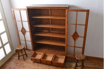 アンティーク家具　和製アンティーク　古い木製の彫刻が美しい大きな高級本箱(2)