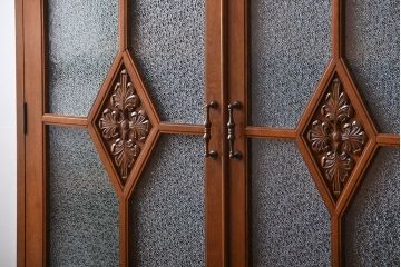 アンティーク家具　和製アンティーク　古い木製の彫刻が美しい大きな高級本箱(2)