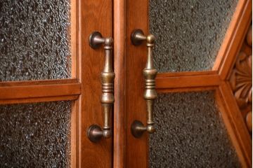 アンティーク家具　和製アンティーク　古い木製の彫刻が美しい大きな高級本箱(2)