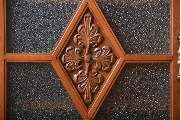 アンティーク家具　和製アンティーク　古い木製の彫刻が美しい大きな高級本箱(2)