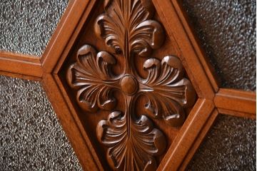 アンティーク家具　和製アンティーク　古い木製の彫刻が美しい大きな高級本箱(2)