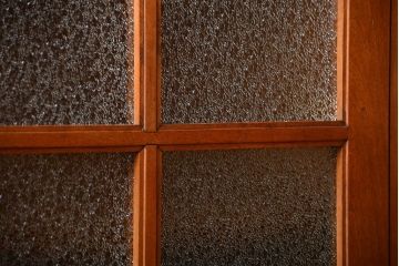 アンティーク家具　和製アンティーク　古い木製の彫刻が美しい大きな高級本箱(2)