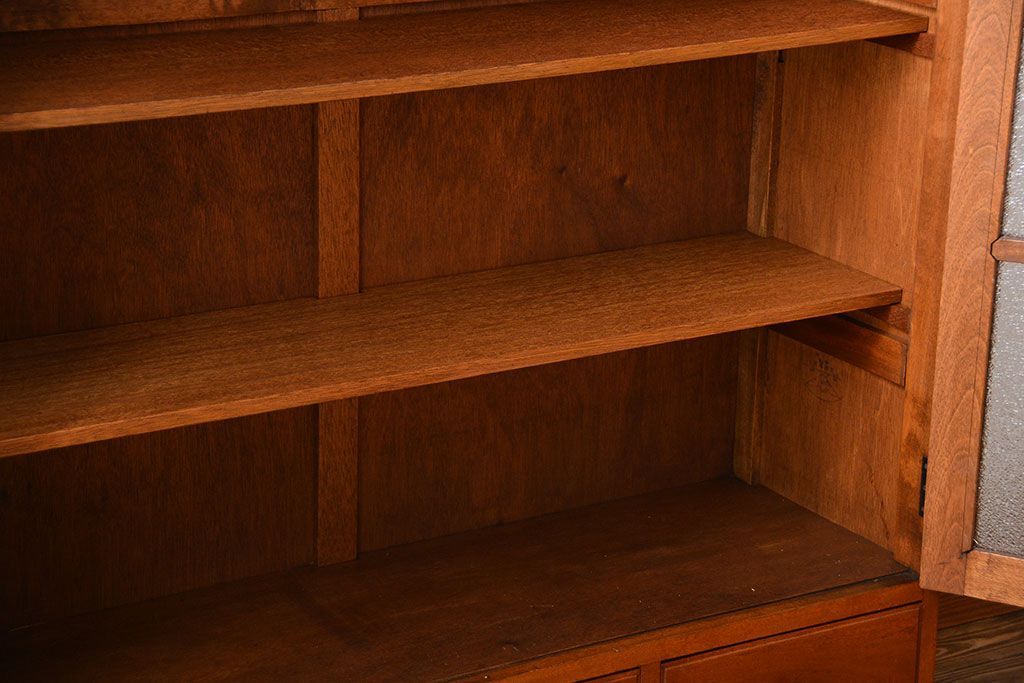 アンティーク家具　和製アンティーク　古い木製の彫刻が美しい大きな高級本箱(2)