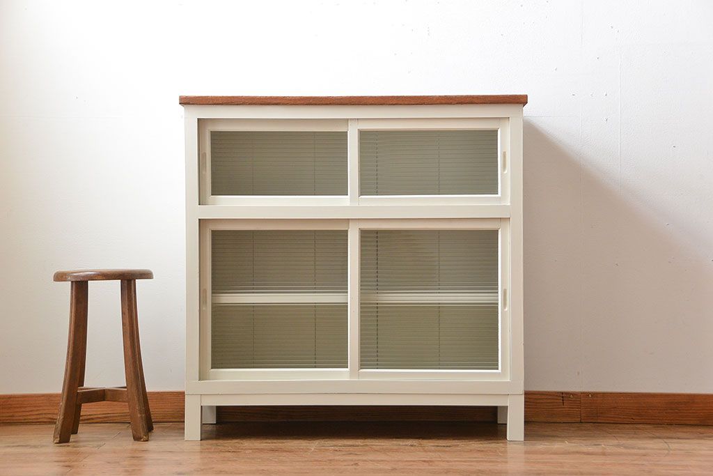 アンティーク家具　アンティーク　モールガラス入り!脚付きペイントキッチンサイドボード