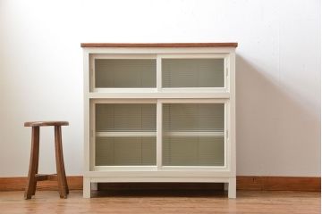 アンティーク家具　アンティーク　モールガラス入り!脚付きペイントキッチンサイドボード