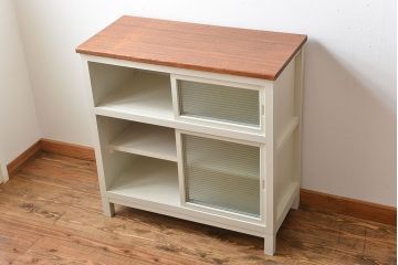 アンティーク家具　アンティーク　モールガラス入り!脚付きペイントキッチンサイドボード