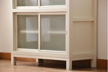 アンティーク家具　アンティーク　モールガラス入り!脚付きペイントキッチンサイドボード