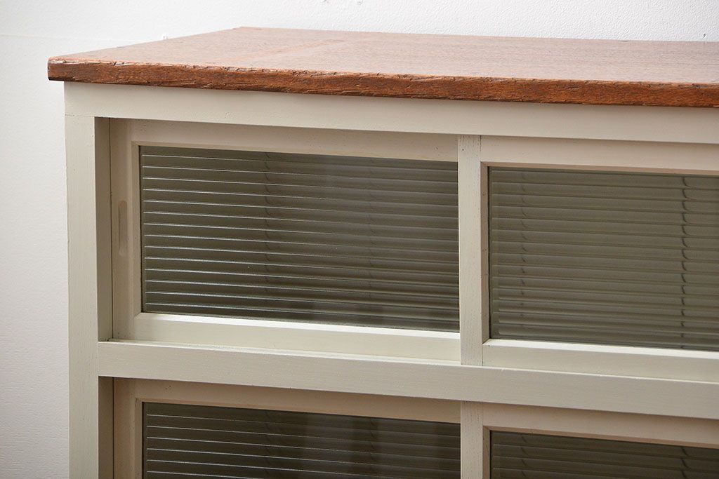 アンティーク家具　アンティーク　モールガラス入り!脚付きペイントキッチンサイドボード