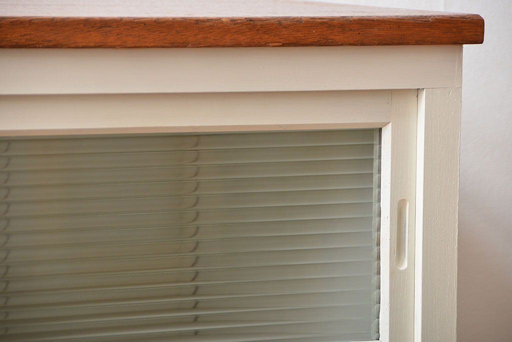 アンティーク家具　アンティーク　モールガラス入り!脚付きペイントキッチンサイドボード