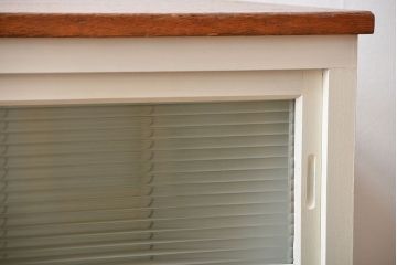 アンティーク家具　アンティーク　モールガラス入り!脚付きペイントキッチンサイドボード