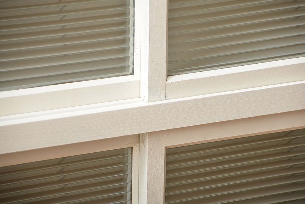 アンティーク家具　アンティーク　モールガラス入り!脚付きペイントキッチンサイドボード