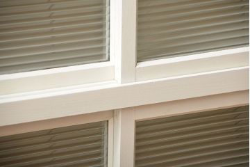 アンティーク家具　アンティーク　モールガラス入り!脚付きペイントキッチンサイドボード