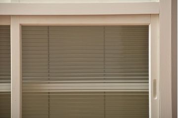 アンティーク家具　アンティーク　モールガラス入り!脚付きペイントキッチンサイドボード