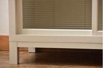 アンティーク家具　アンティーク　モールガラス入り!脚付きペイントキッチンサイドボード