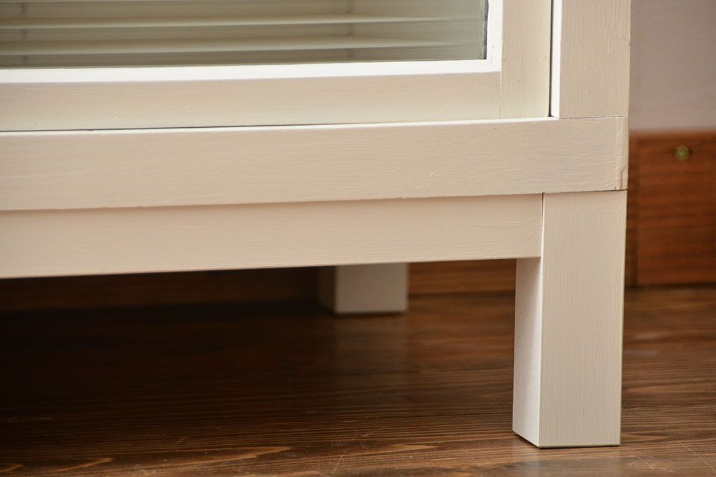 アンティーク家具　アンティーク　モールガラス入り!脚付きペイントキッチンサイドボード