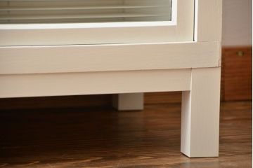 アンティーク家具　アンティーク　モールガラス入り!脚付きペイントキッチンサイドボード