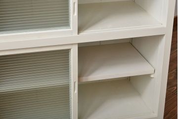 アンティーク家具　アンティーク　モールガラス入り!脚付きペイントキッチンサイドボード