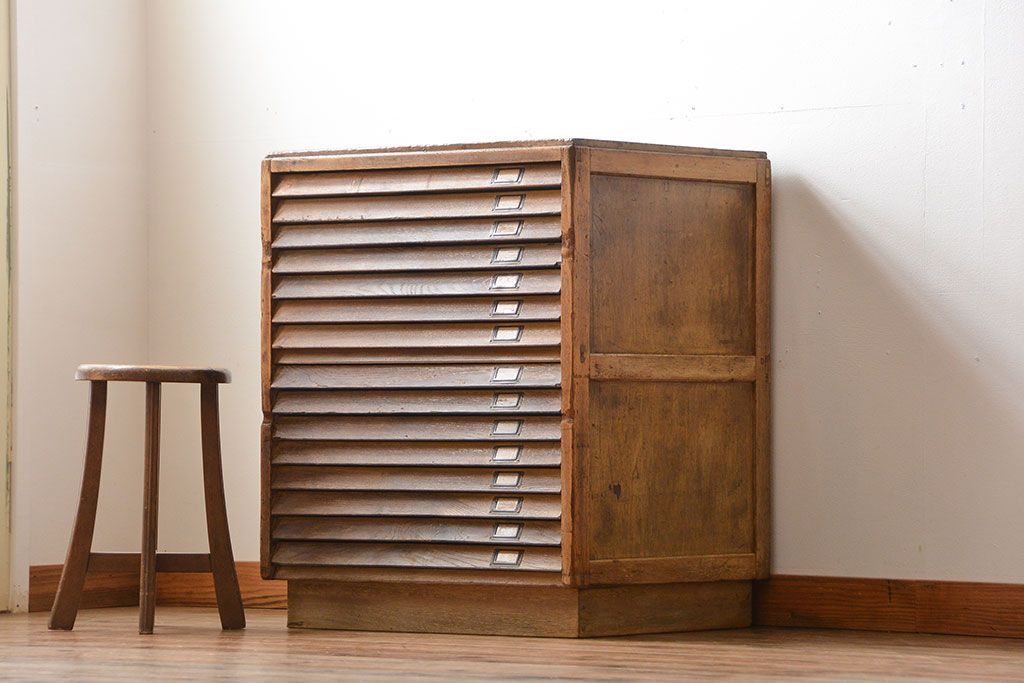 レトロ家具　昭和レトロ　ネームプレート付き!古い文房具店の木製引き出し