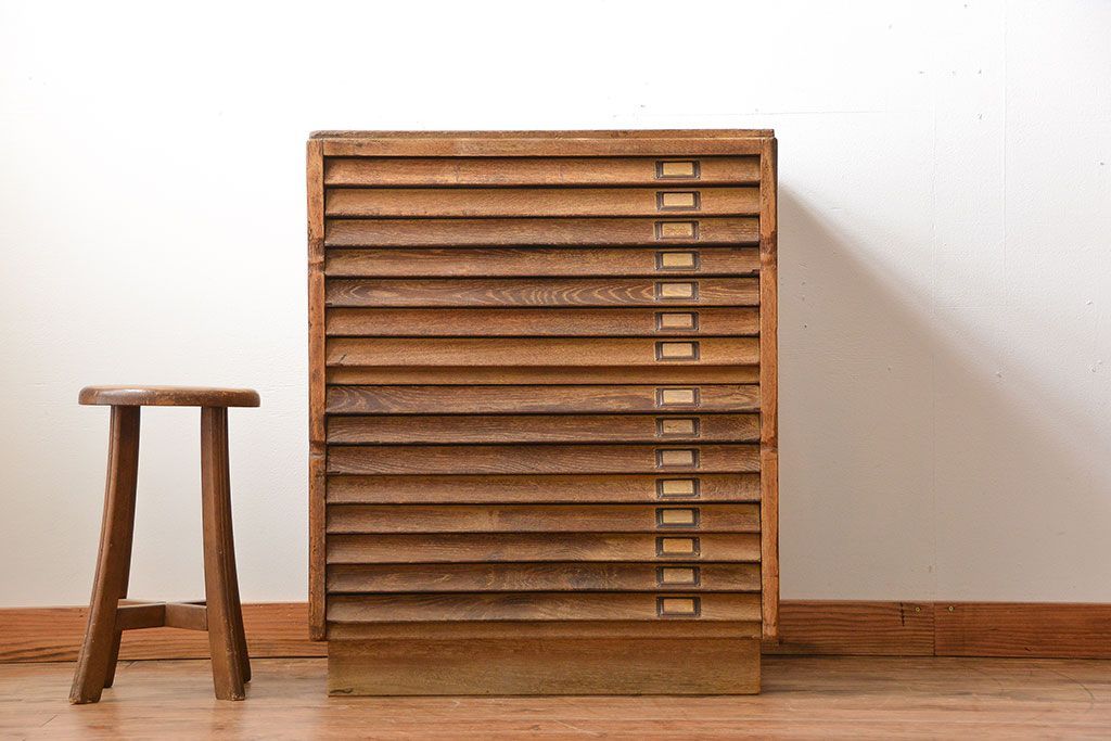 レトロ家具　昭和レトロ　ネームプレート付き!古い文房具店の木製引き出し