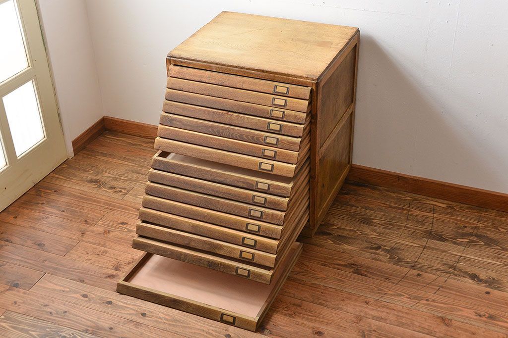 レトロ家具　昭和レトロ　ネームプレート付き!古い文房具店の木製引き出し