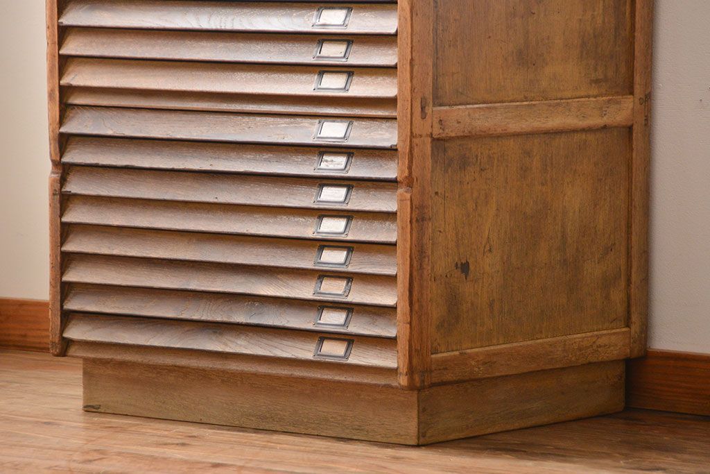 レトロ家具　昭和レトロ　ネームプレート付き!古い文房具店の木製引き出し