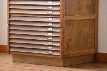 レトロ家具　昭和レトロ　ネームプレート付き!古い文房具店の木製引き出し