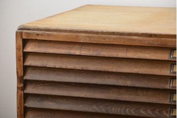 レトロ家具　昭和レトロ　ネームプレート付き!古い文房具店の木製引き出し