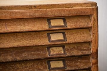 レトロ家具　昭和レトロ　ネームプレート付き!古い文房具店の木製引き出し