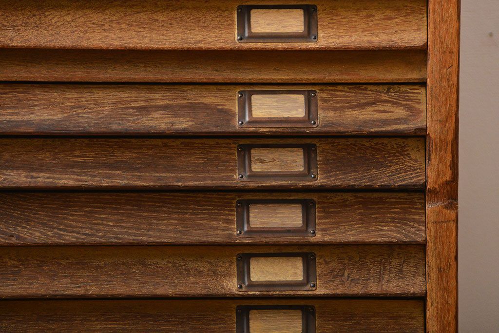 レトロ家具　昭和レトロ　ネームプレート付き!古い文房具店の木製引き出し