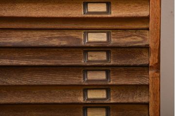 レトロ家具　昭和レトロ　ネームプレート付き!古い文房具店の木製引き出し