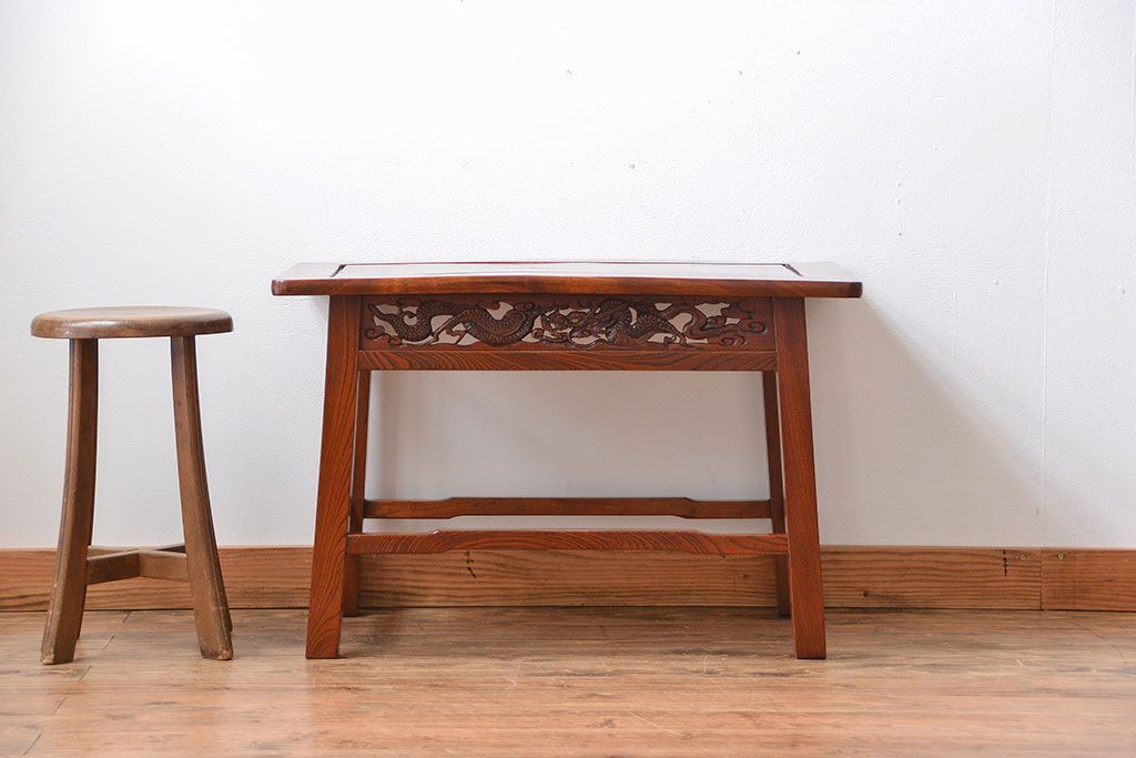 アンティーク雑貨　古民具・骨董　龍の彫刻が美しい古い欅材のサイドテーブル