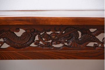 アンティーク雑貨　古民具・骨董　龍の彫刻が美しい古い欅材のサイドテーブル