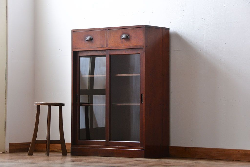 アンティーク家具　和製アンティーク　変わり型ガラス引き戸収納棚