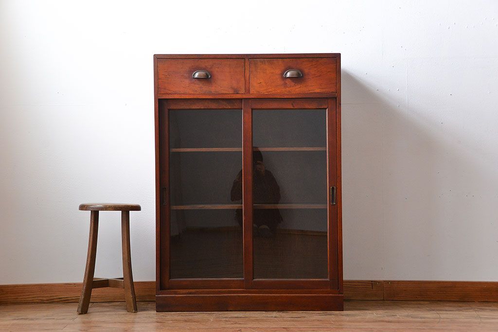 アンティーク家具　和製アンティーク　変わり型ガラス引き戸収納棚