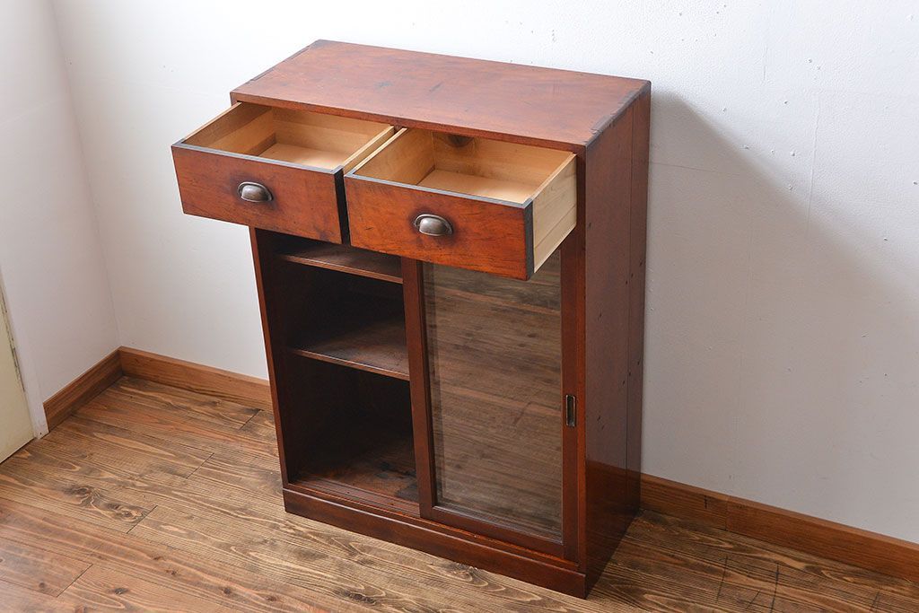 アンティーク家具　和製アンティーク　変わり型ガラス引き戸収納棚