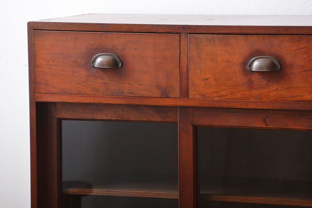 アンティーク家具　和製アンティーク　変わり型ガラス引き戸収納棚