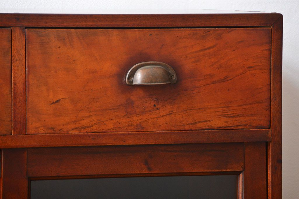 アンティーク家具　和製アンティーク　変わり型ガラス引き戸収納棚