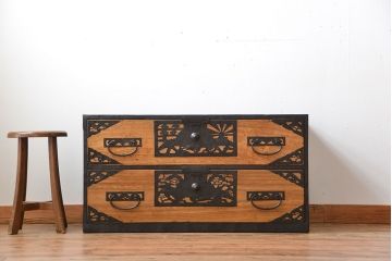 アンティーク家具　古民具・骨董　透かしの大きな金具が美しい佐渡箪笥