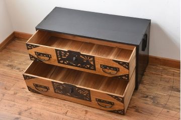 アンティーク家具　古民具・骨董　透かしの大きな金具が美しい佐渡箪笥