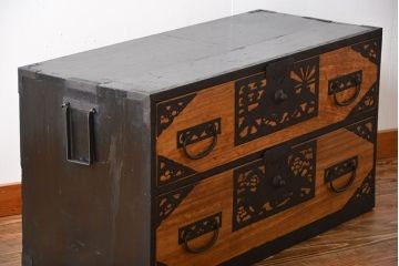 アンティーク家具　古民具・骨董　透かしの大きな金具が美しい佐渡箪笥