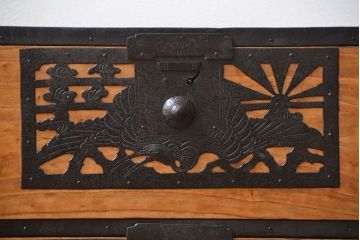 アンティーク家具　古民具・骨董　透かしの大きな金具が美しい佐渡箪笥