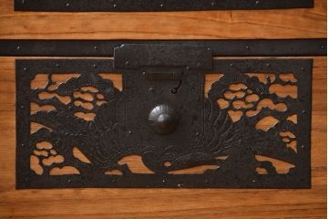 アンティーク家具　古民具・骨董　透かしの大きな金具が美しい佐渡箪笥
