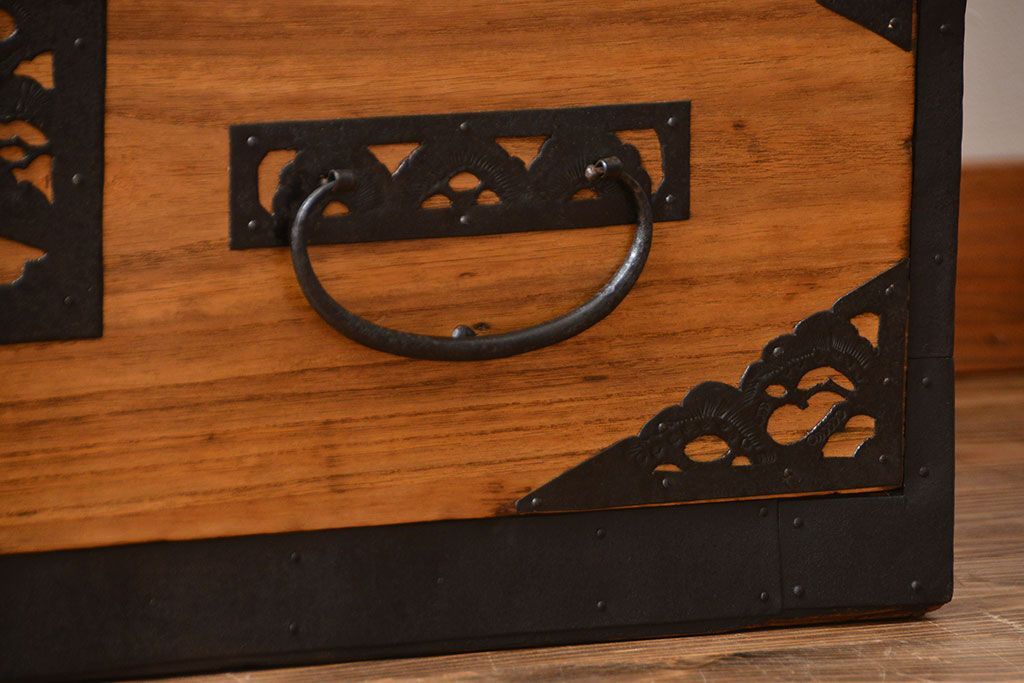 アンティーク家具　古民具・骨董　透かしの大きな金具が美しい佐渡箪笥