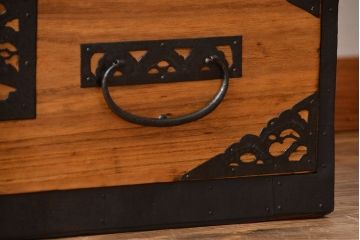 アンティーク家具　古民具・骨董　透かしの大きな金具が美しい佐渡箪笥