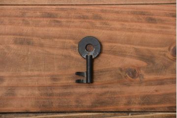 アンティーク家具　古民具・骨董　透かしの大きな金具が美しい佐渡箪笥