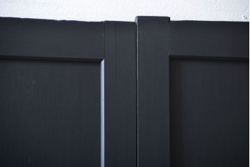 古民具・骨董　モダンなブラックペイント格子帯戸2枚セット