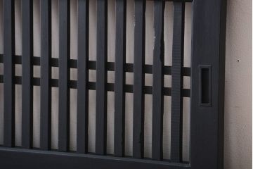 古民具・骨董　モダンなブラックペイント格子帯戸2枚セット